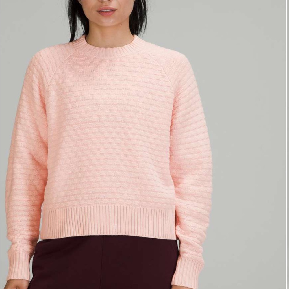 Lululemon Texture Play Crew Sweater
Pink Mist Medium- Large